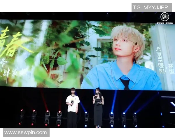 足球明星与母亲温馨合影展现亲情与奋斗背后的故事