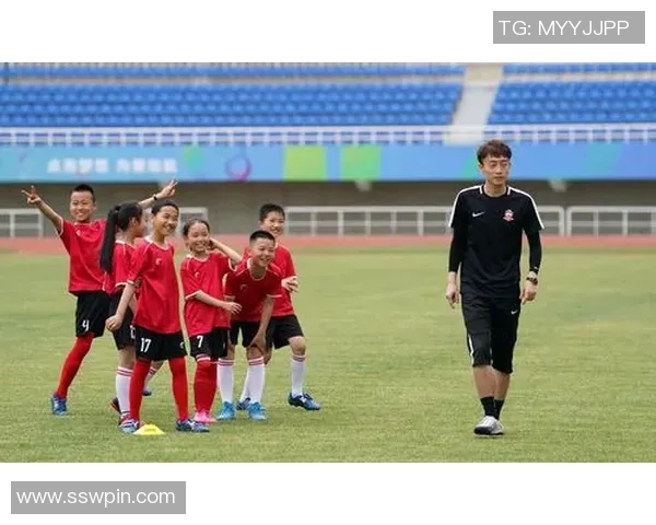 我的足球明星朋友带我走进绿茵场的精彩世界与梦想追逐之旅